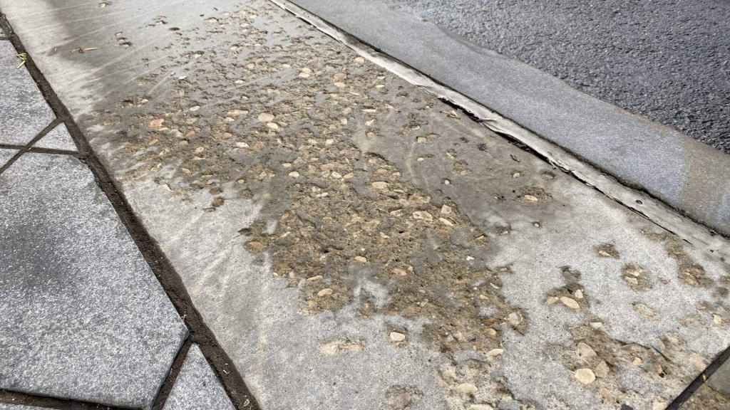 Соль, бетон, трава и металл: честный разговор о зимних реагентах